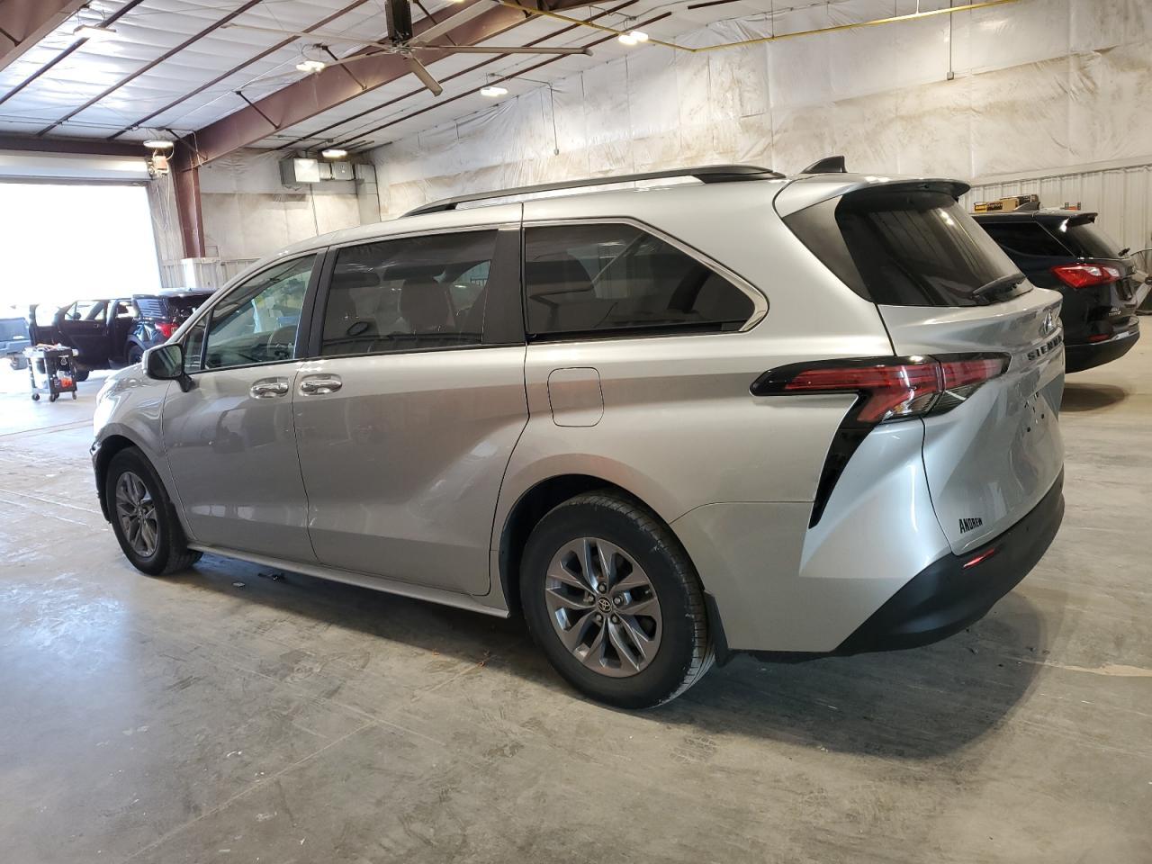 2022 Toyota Sienna Xle - Фото 2