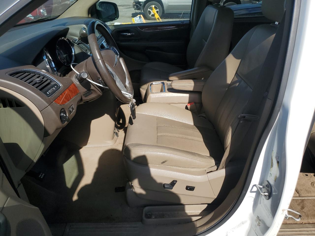 2016 Chrysler Town And Country Touring - Фото 7