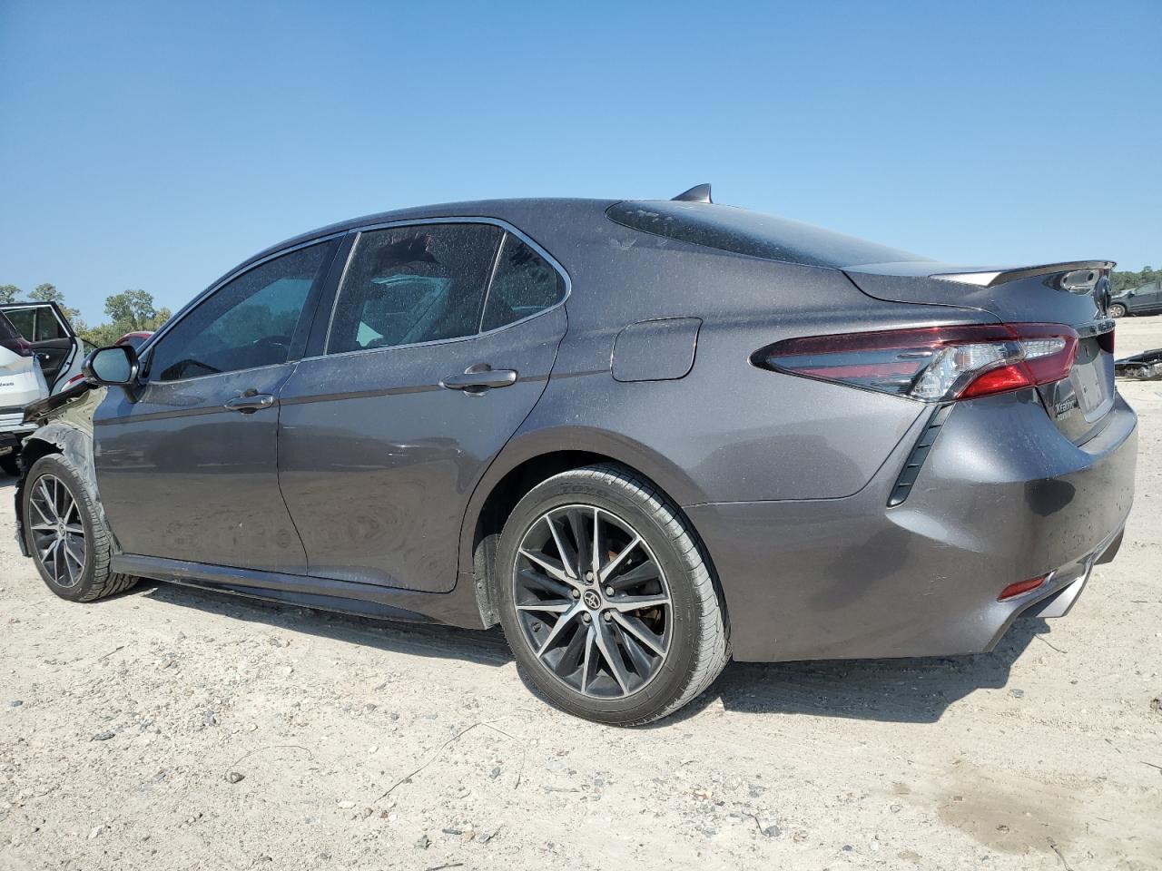 2022 Toyota Camry Se - Фото 2