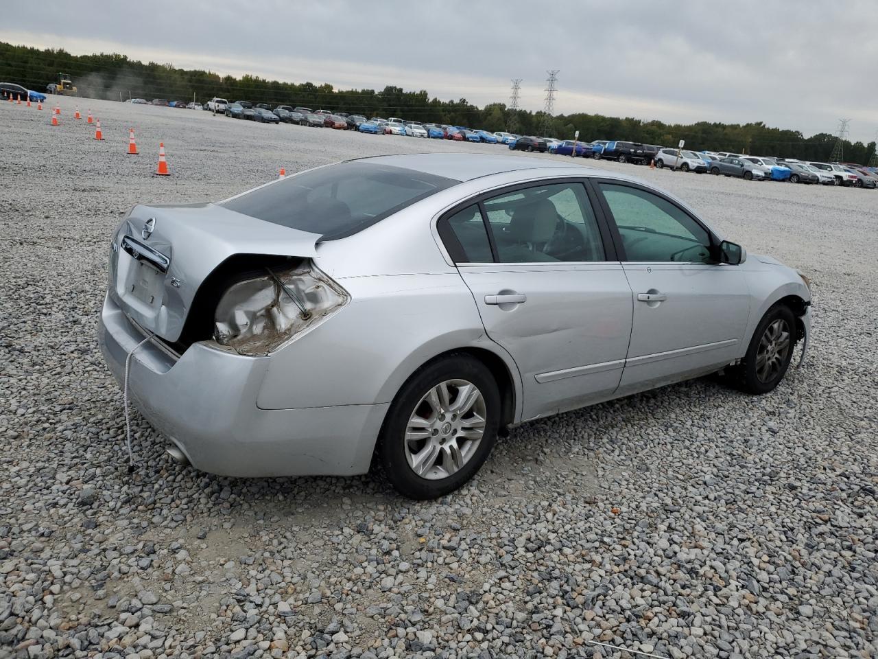 2010 Niss Altima Base - Image 3