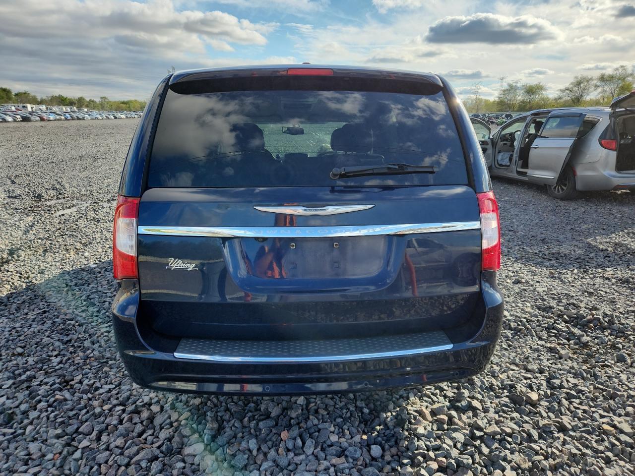 2015 Chrysler Town & Country Touring L - Image 6