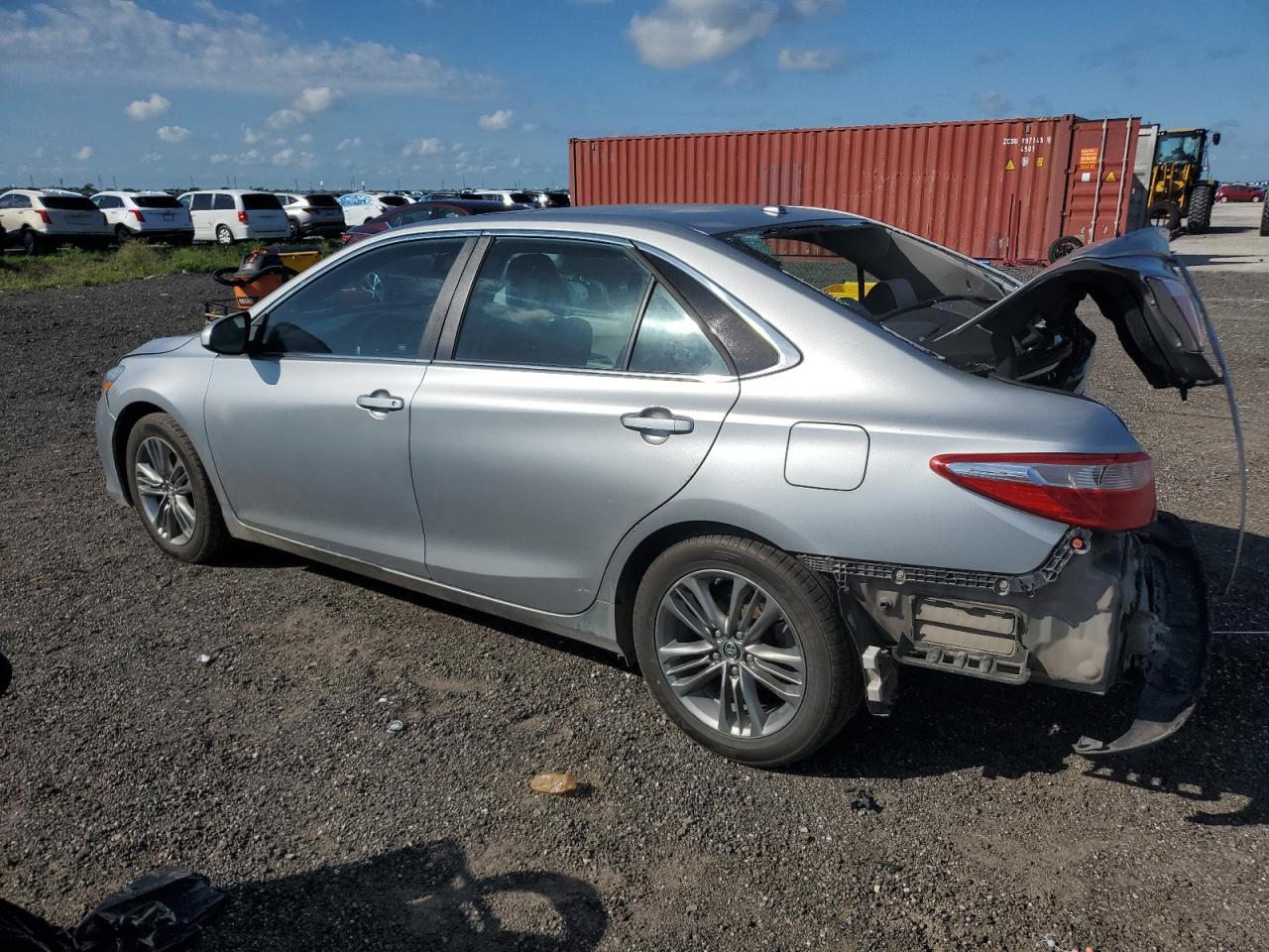 2015 Toyota Camry Le - Фото 2