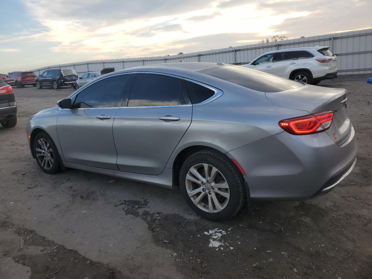2015 Chrysler 200 Limited - Фото 2