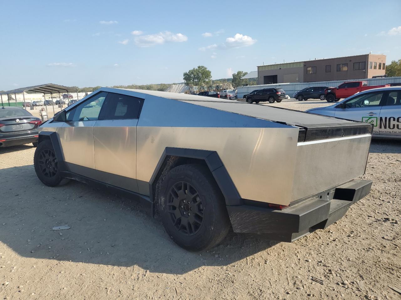 2024 Tesla Cybertruck - Фото 2