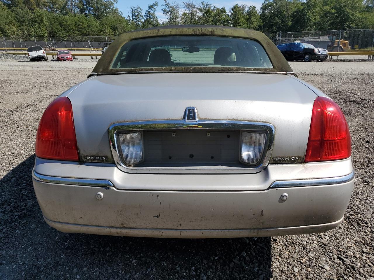 2003 Lincoln Town Car Signature - Image 6