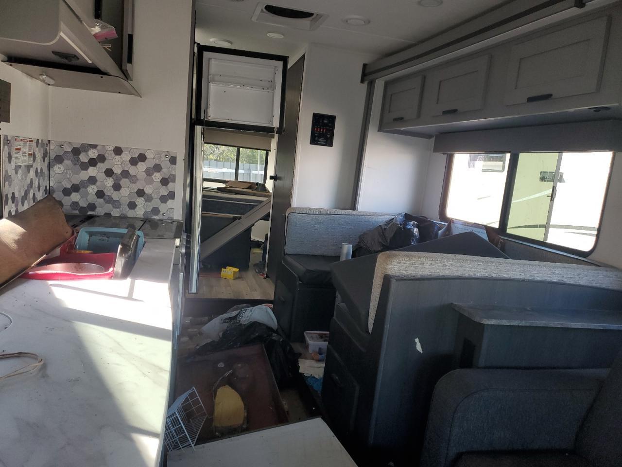 2023 Ford Econoline E450 Super Duty Cutaway Van - Фото 6