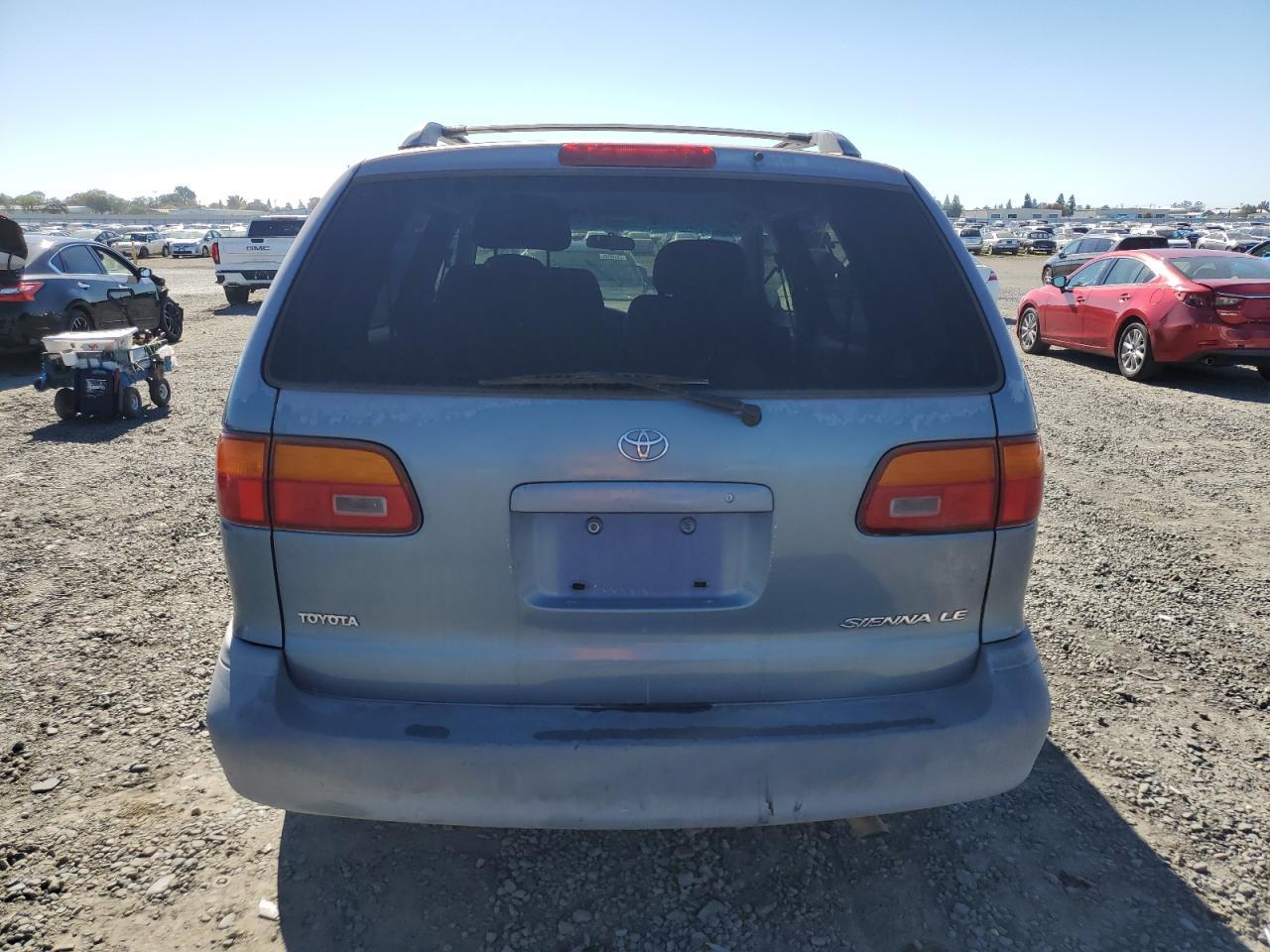 2000 Toyota Sienna Le - Image 6