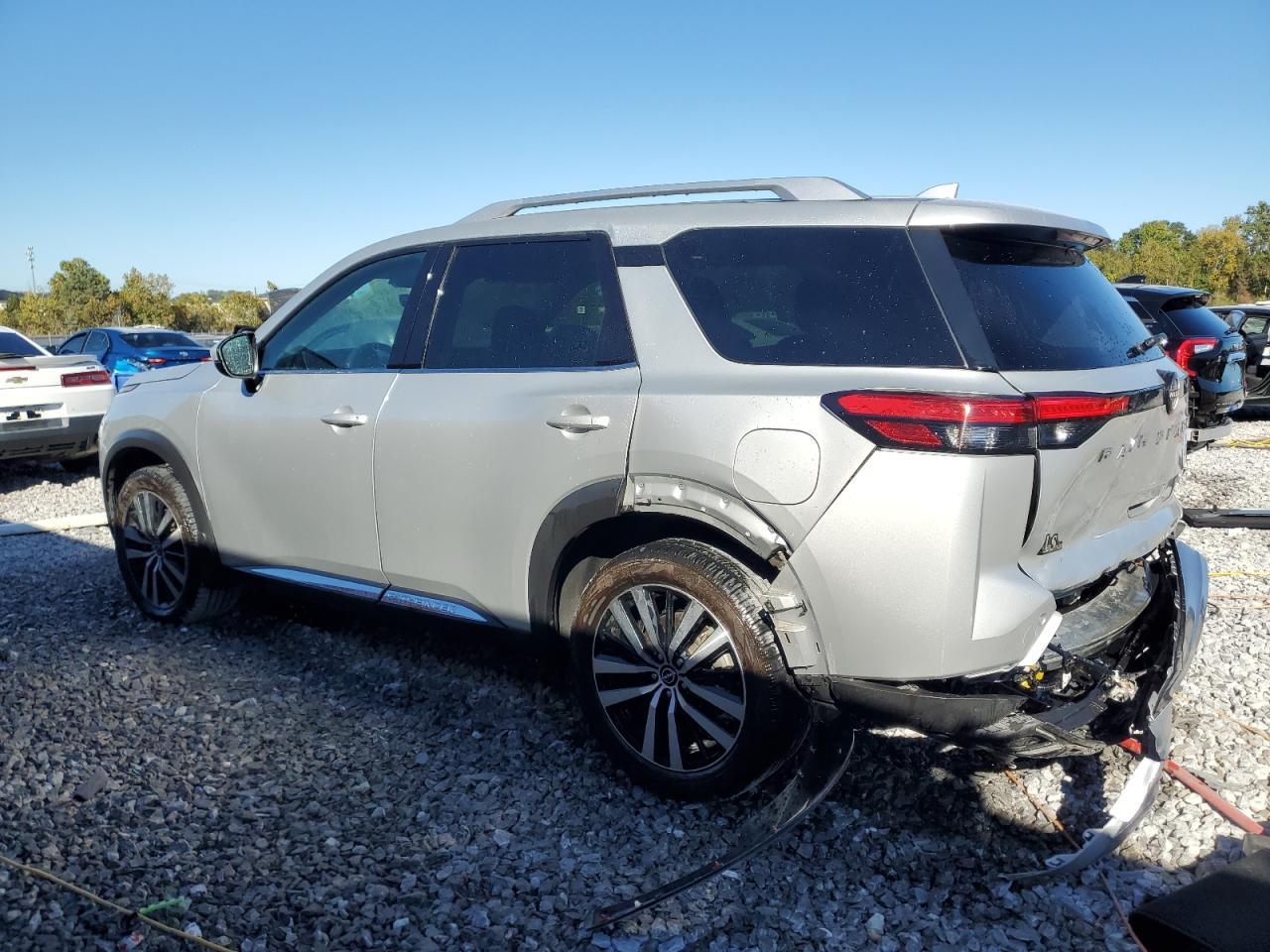 2023 Nissan Pathfinder Platinum - Фото 2