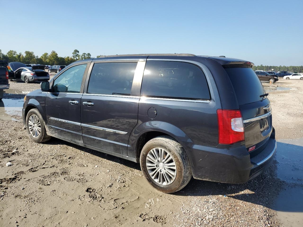 2014 Chrysler Town & Country Touring L - Фото 2