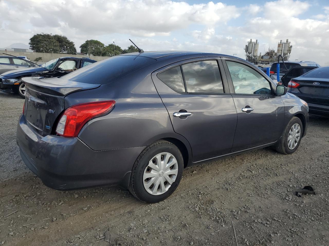 2015 Nissan Versa S - Фото 3