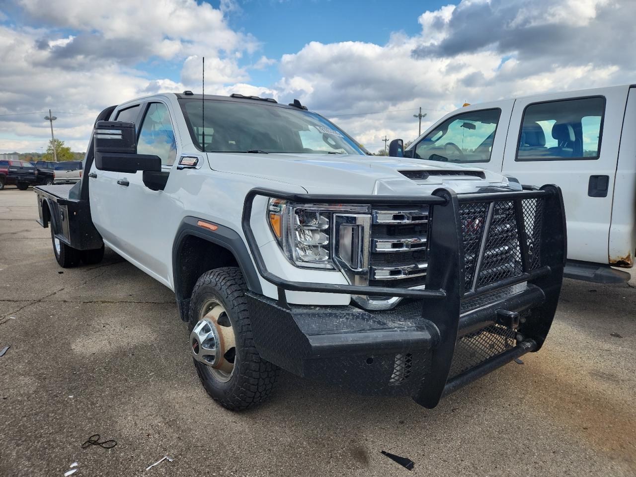 2022 GMC Sierra K3500 Flatbed Truck - Image 4