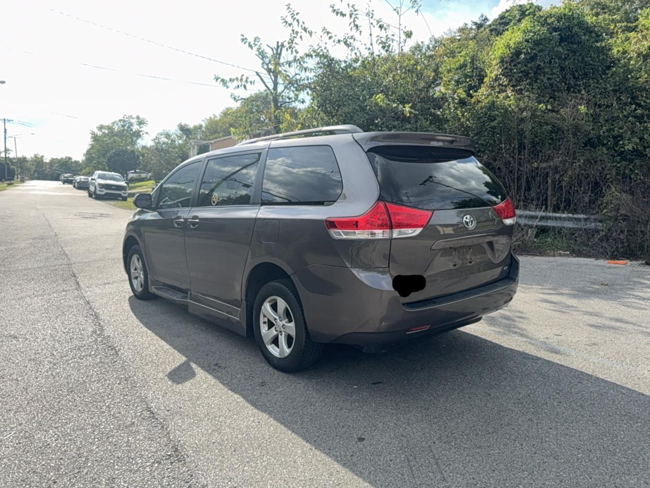 2013 Toyota Sienna Le - Фото 3