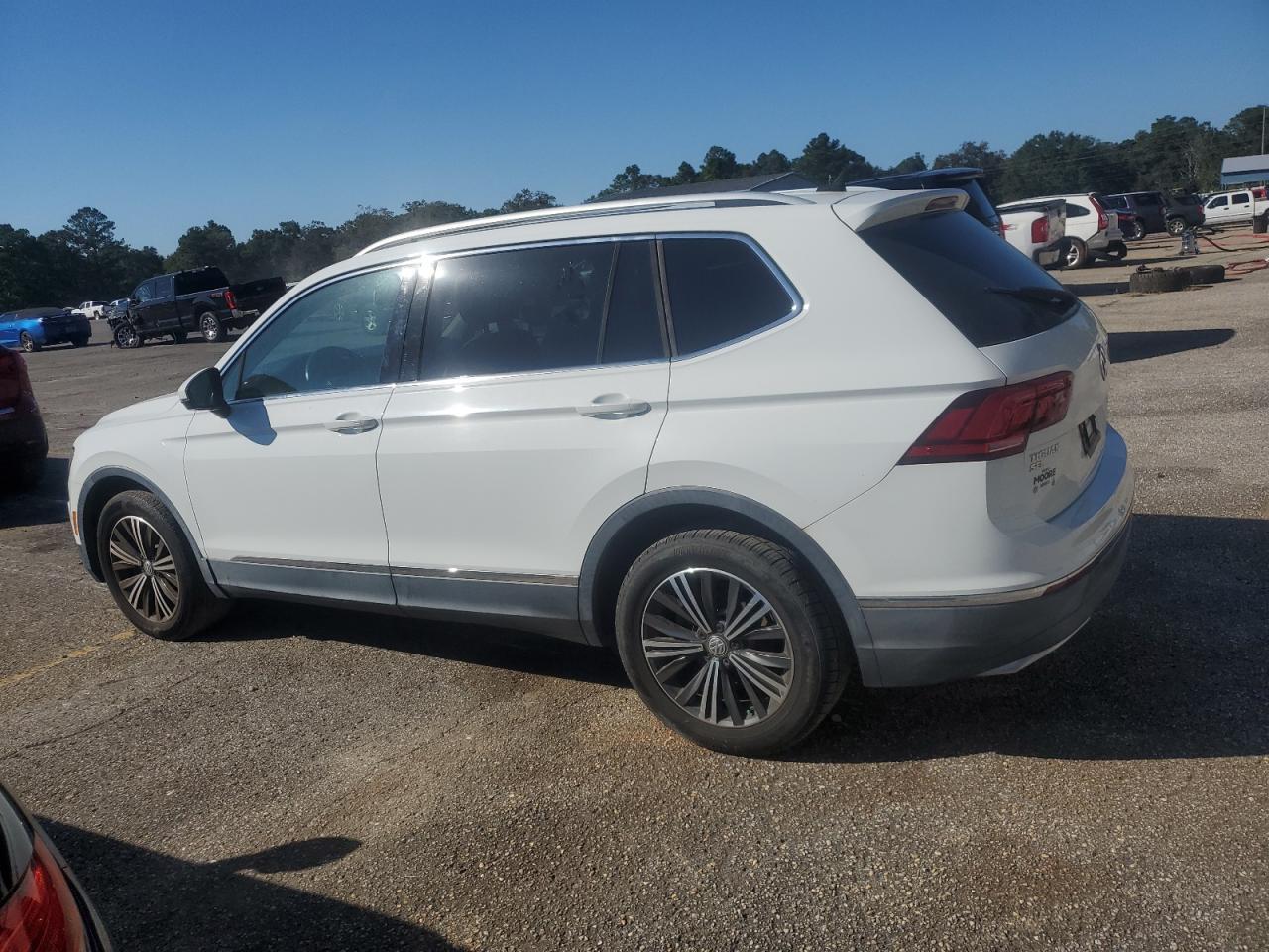 2018 Volkswagen Tiguan Se - Image 2