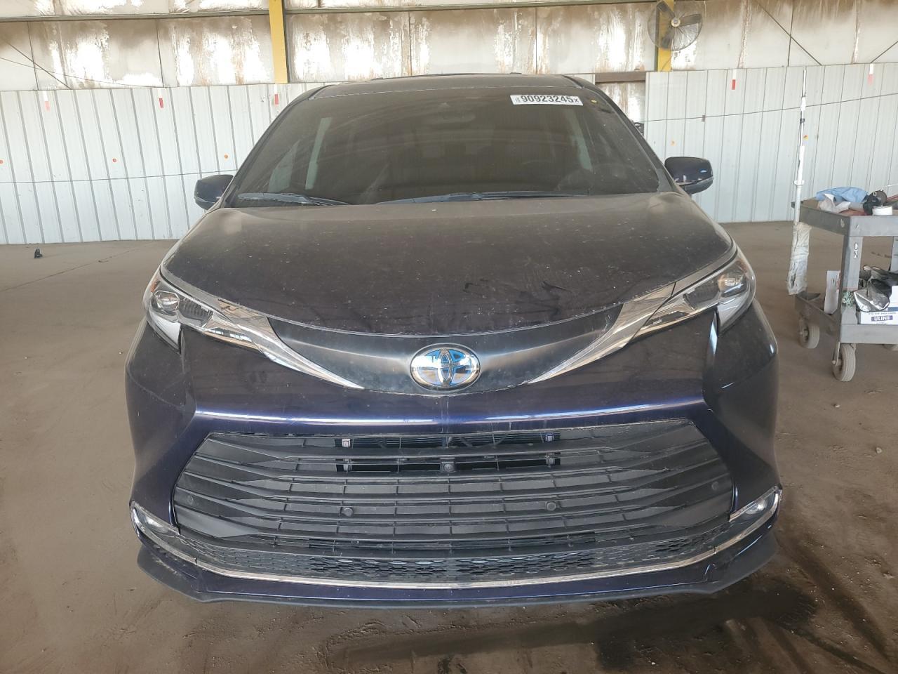 2022 Toyota Sienna Limited - Image 5