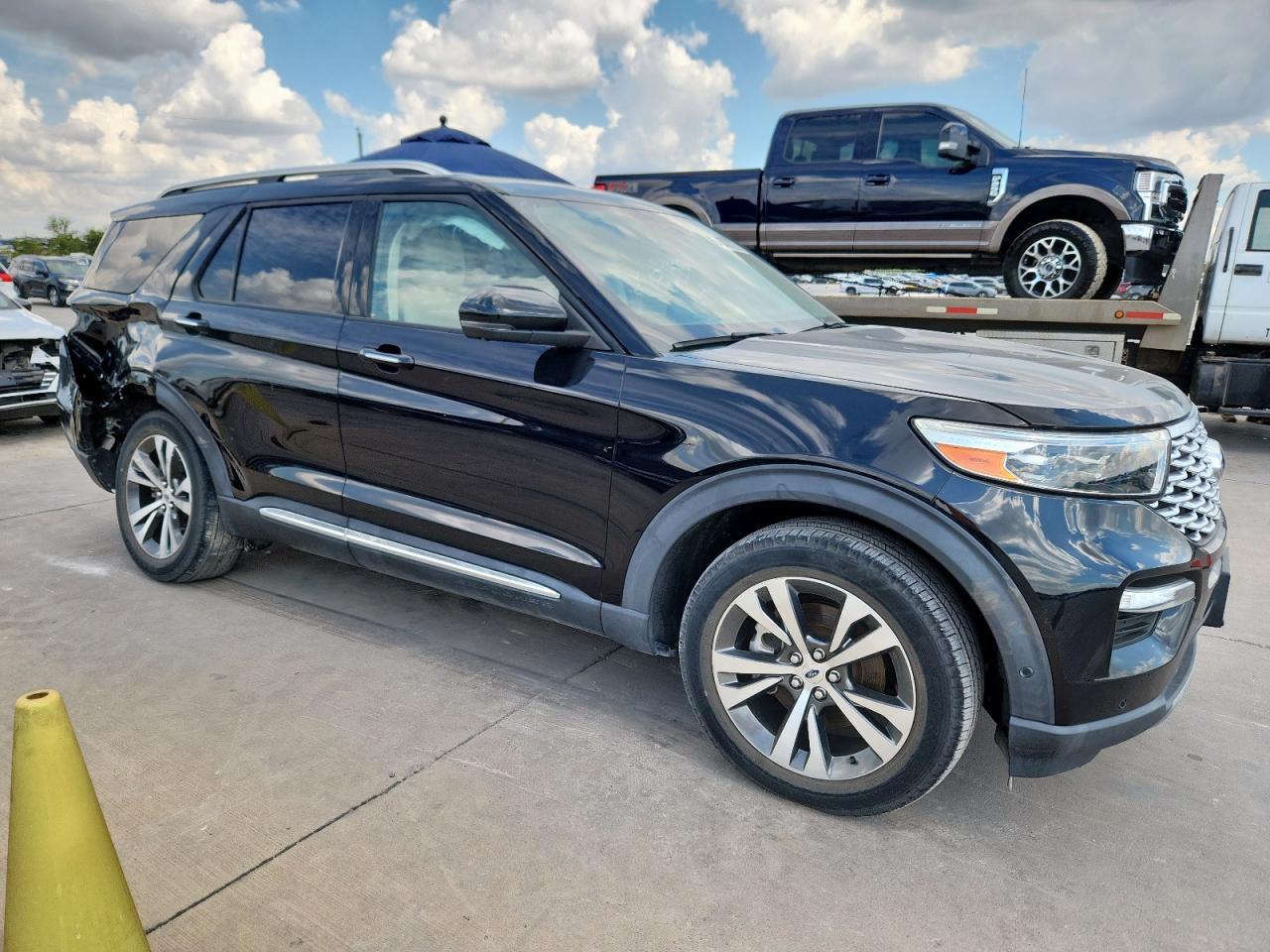 2020 Ford Explorer Platinum - Image 4
