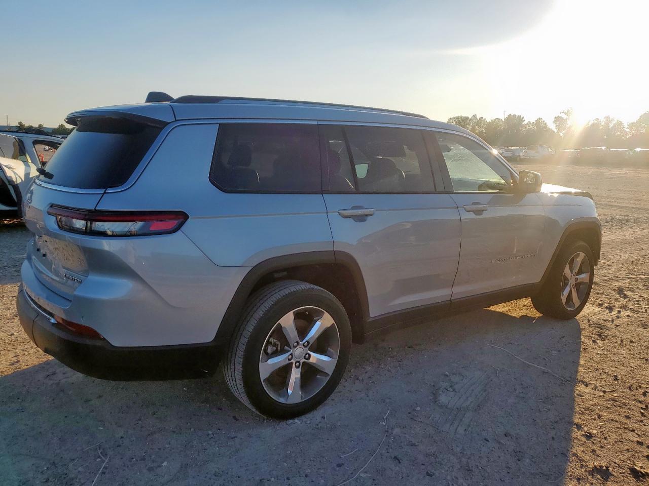 2022 Jeep Grand Cherokee L Limited - Image 3
