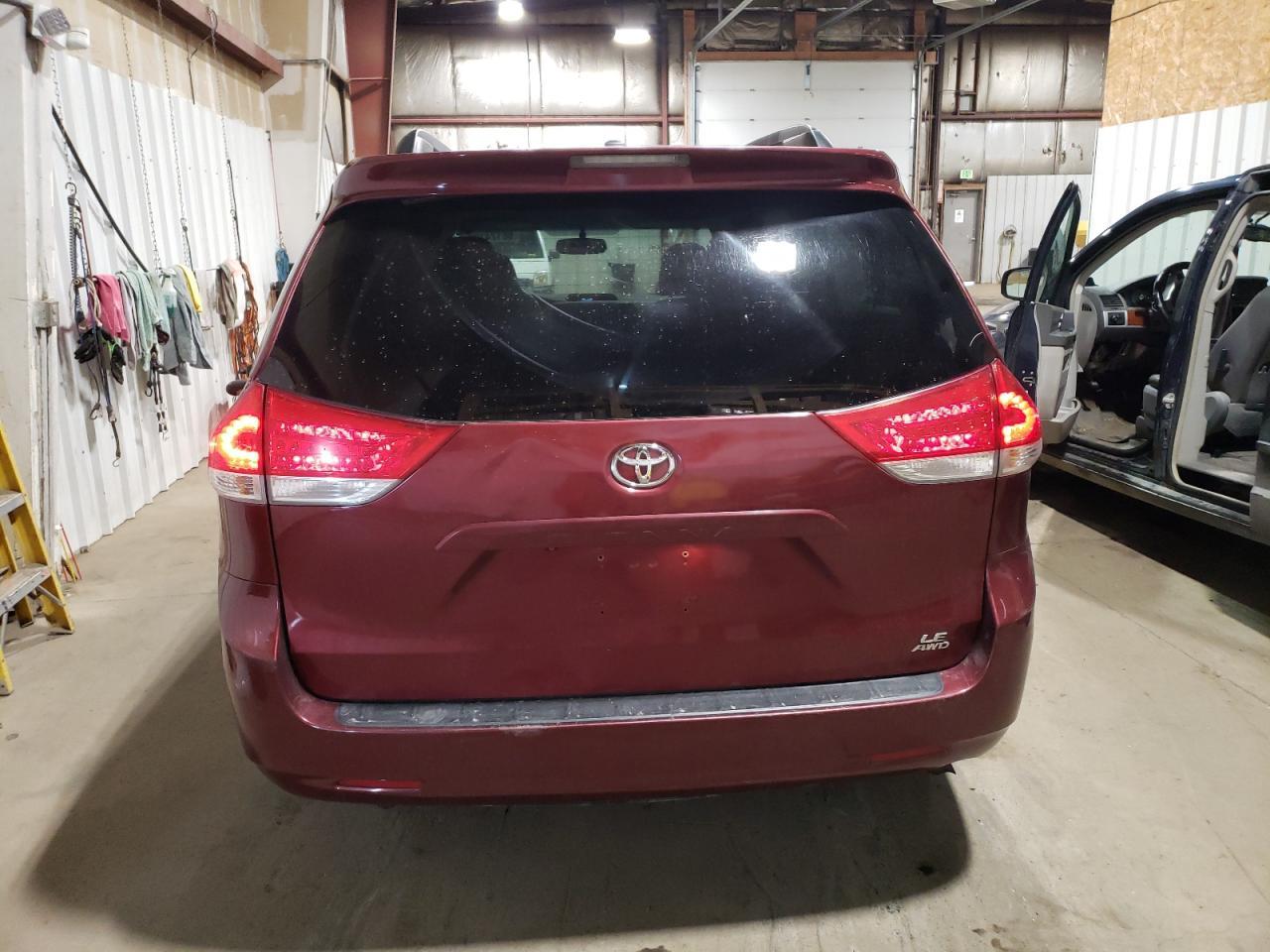 2011 Toyota Sienna Le - Image 6
