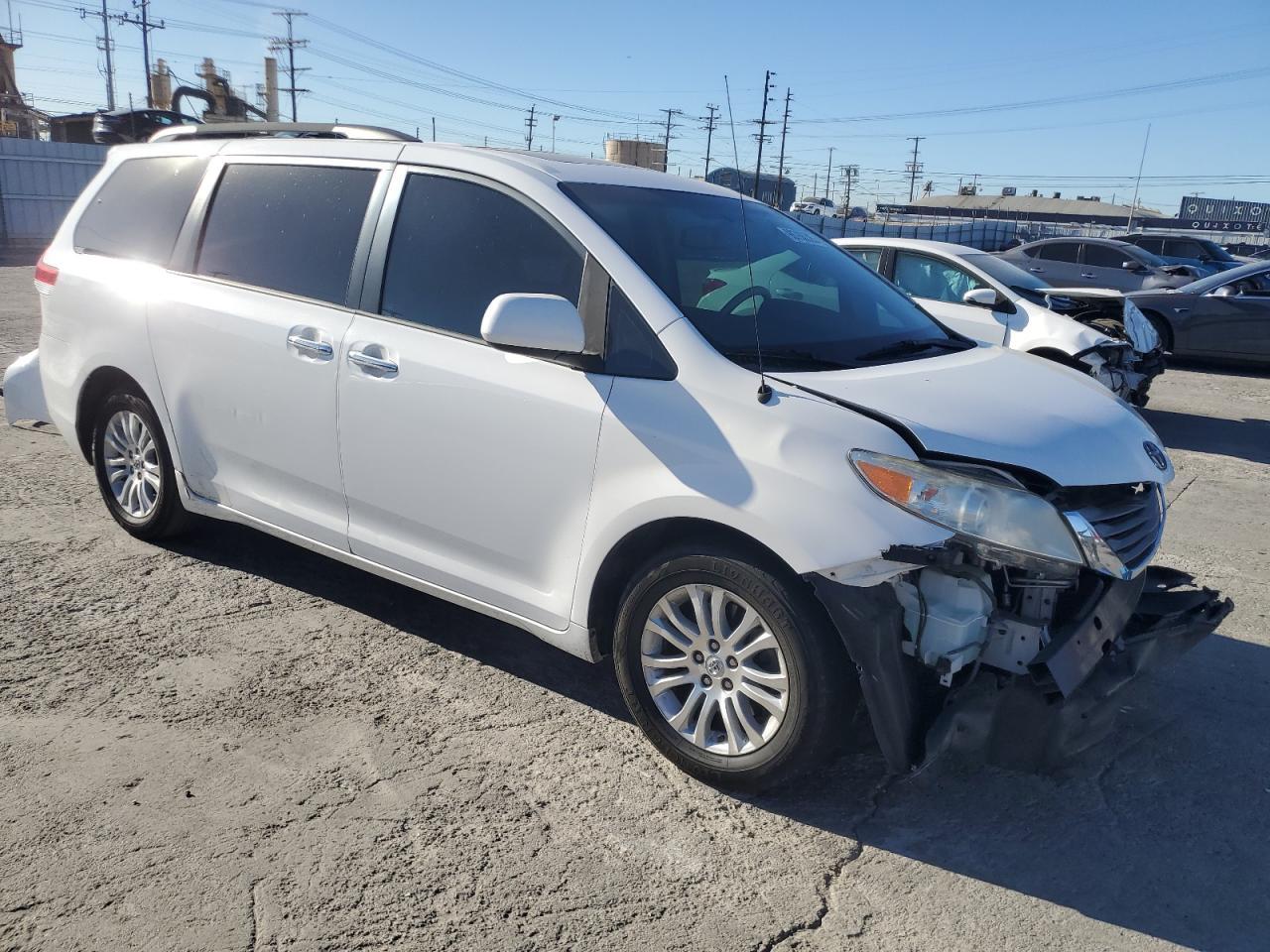 2014 Toyota Sienna Xle - Image 4