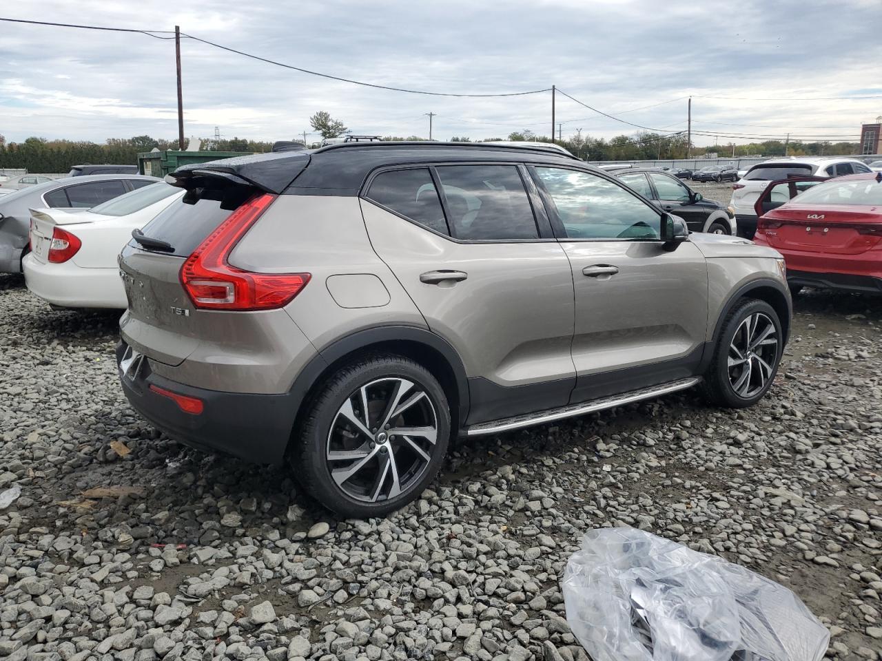 2022 Volvo Xc40 T5 R-Design - Image 3