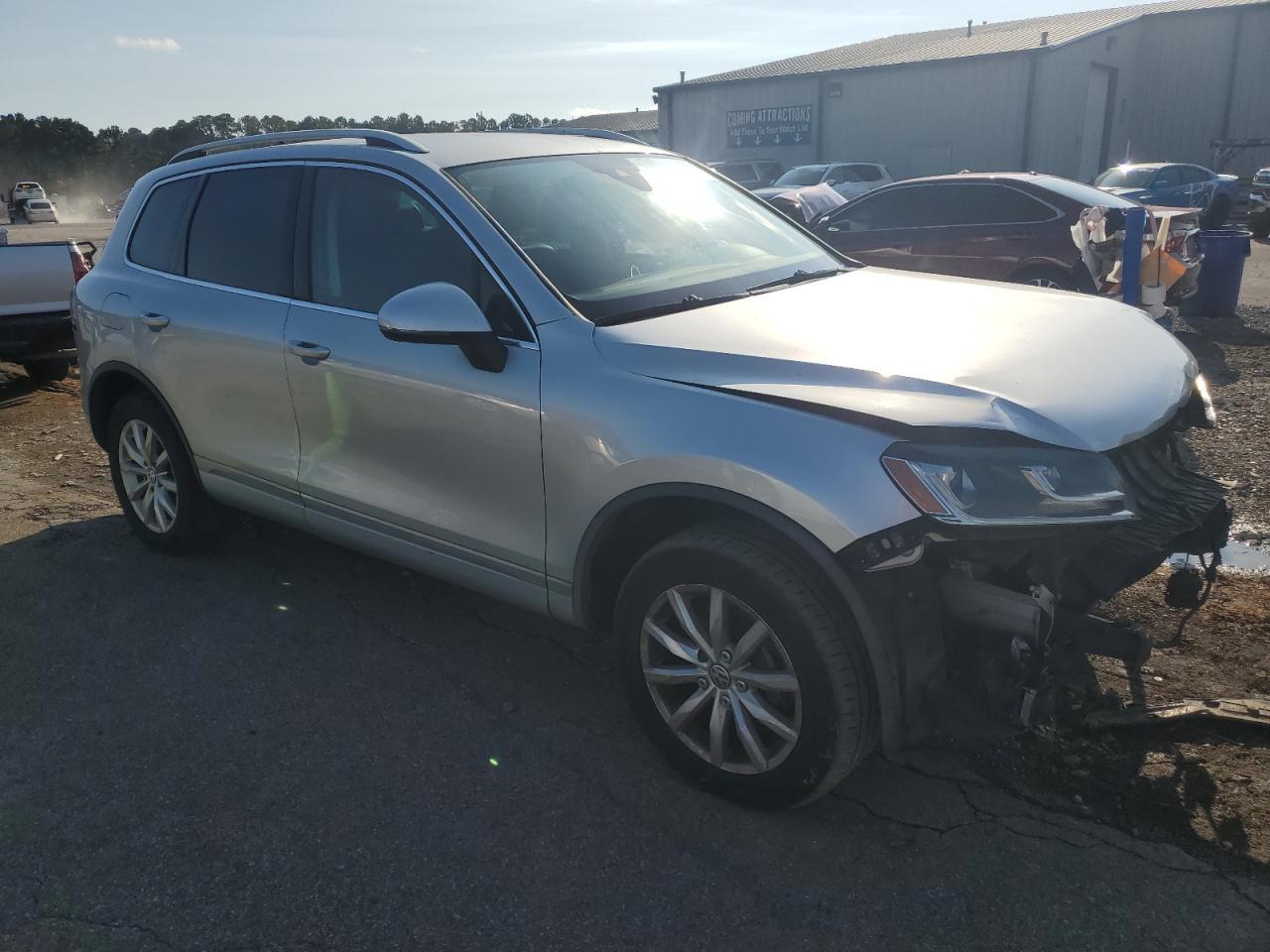 2016 Volkswagen Touareg Sport - Image 4