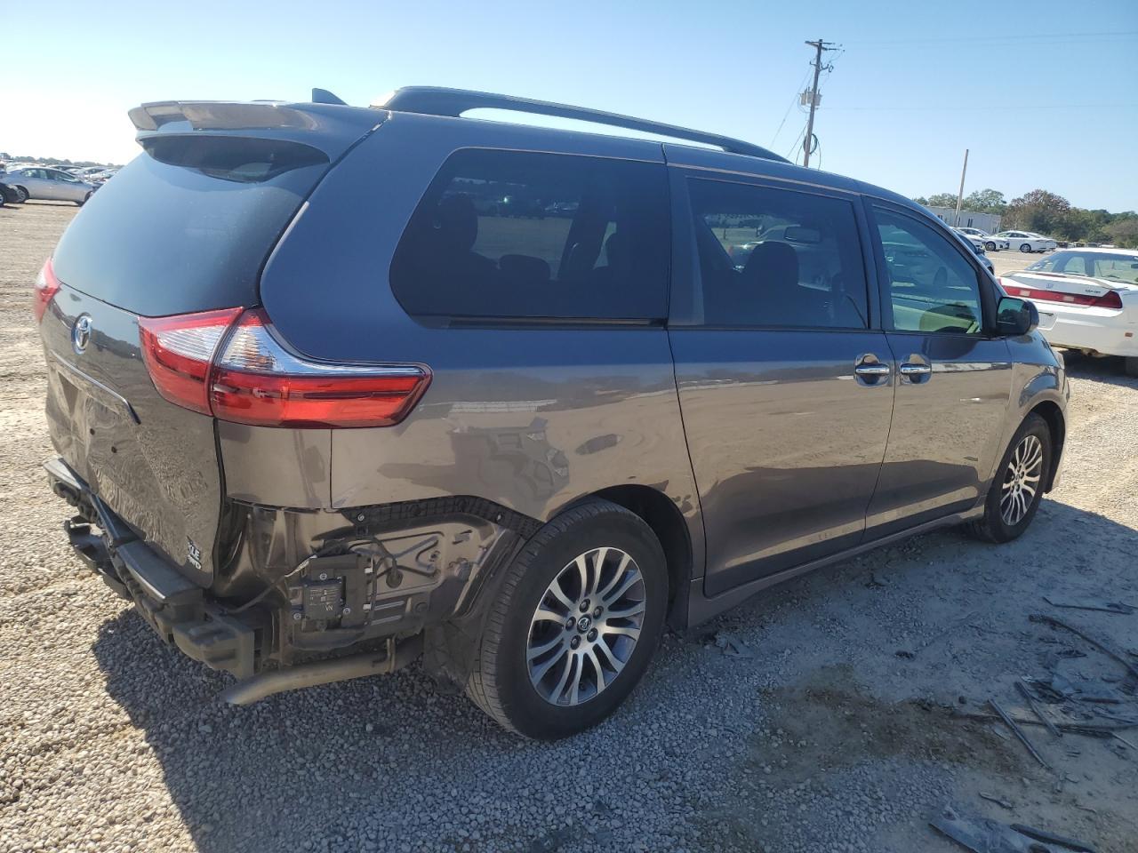 2020 Toyota Sienna Xle - Фото 3