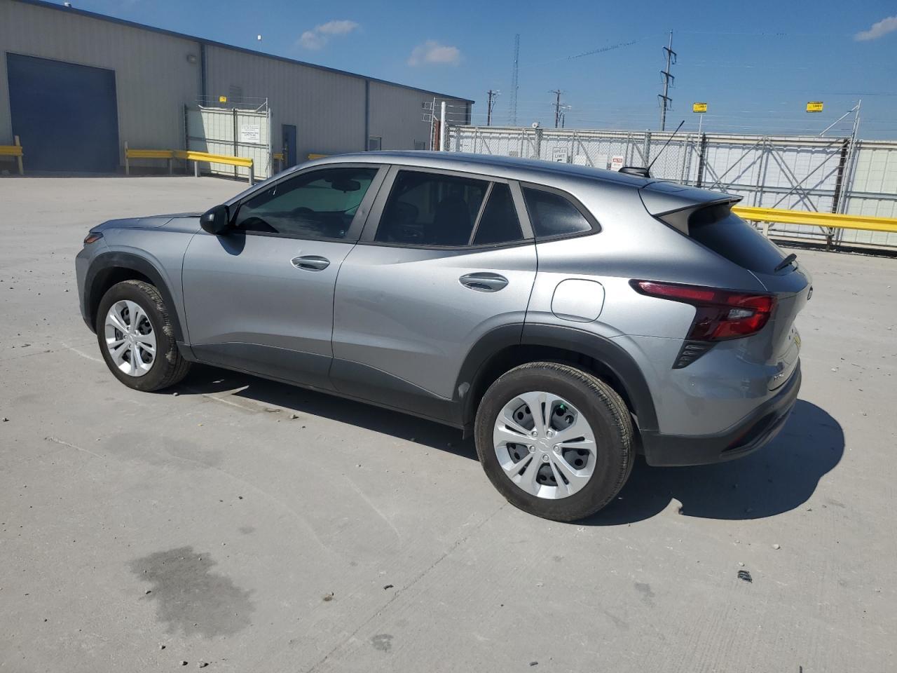 2025 Chevrolet Trax Ls - Фото 2