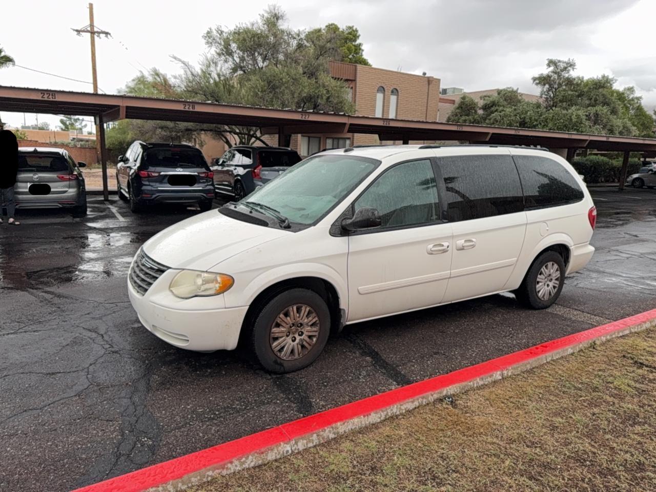 2005 Chrysler Town & Country Lx - Фото 2
