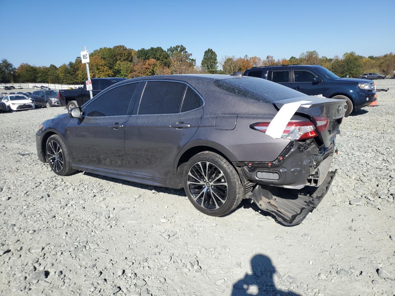 2020 Toyota Camry Se - Фото 2
