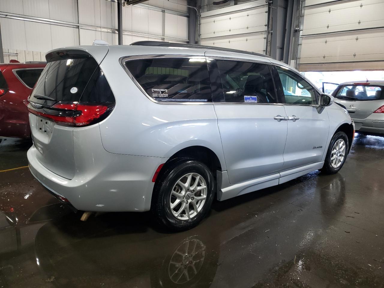 2022 Chrysler Pacifica Touring L - Фото 3