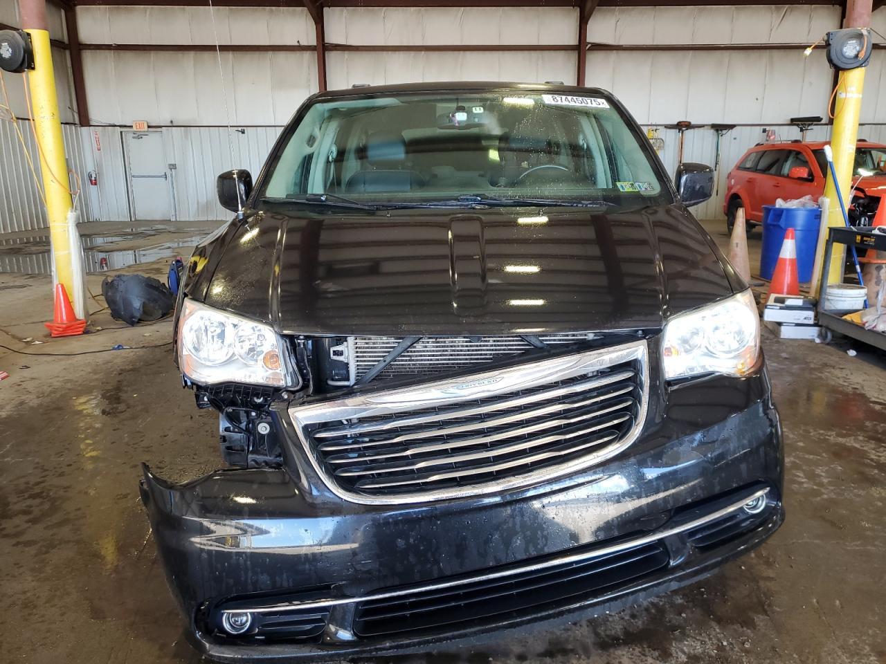 2015 Chrysler Town & Country Touring - Image 5