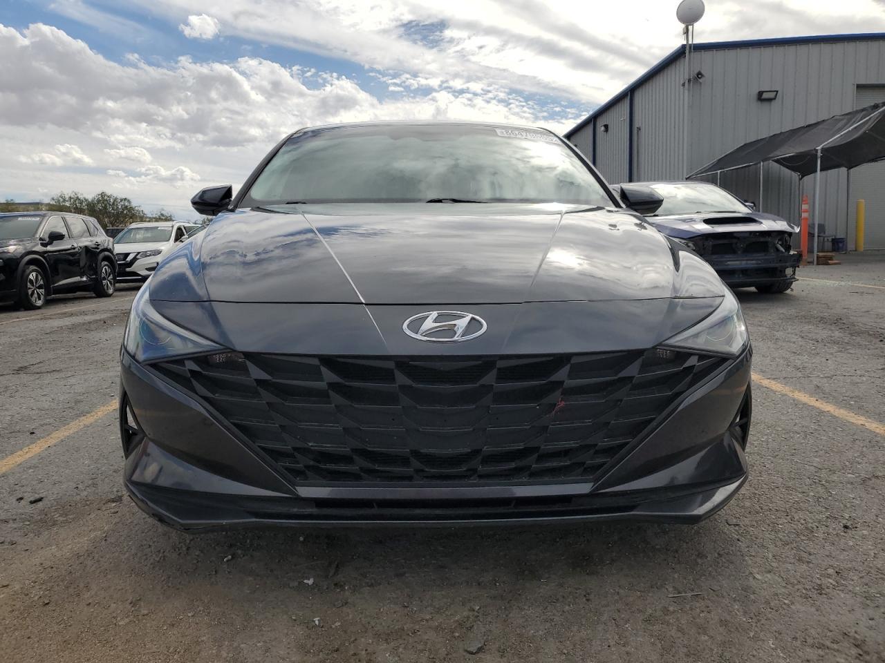 2022 Hyundai Elantra Se - Image 5