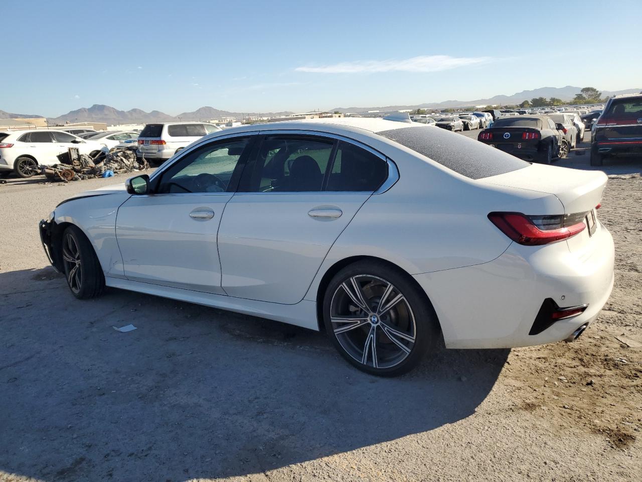 2022 BMW 330I - Фото 2