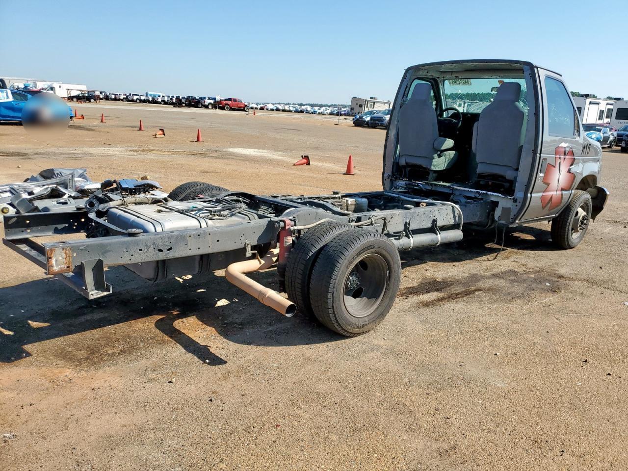 2024 Ford Econoline E450 Super Duty Cutaway Van - Фото 3