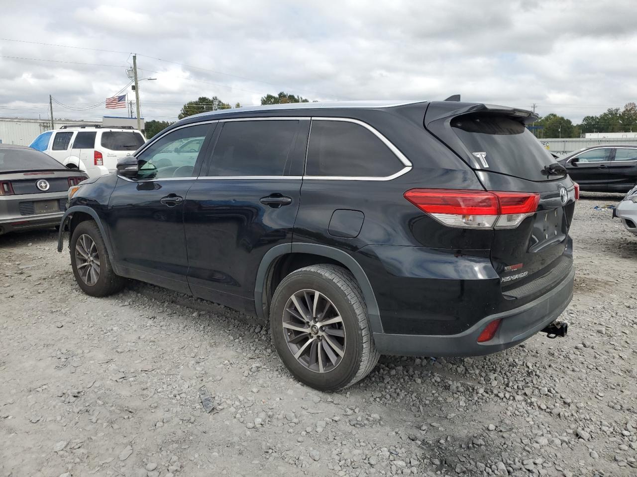 2017 Toyota Highlander Se - Фото 2