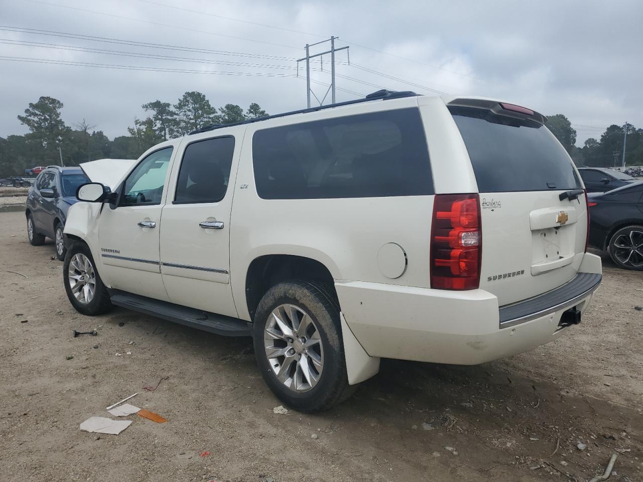 2014 Chevrolet Suburban C1500 Ltz - Image 2