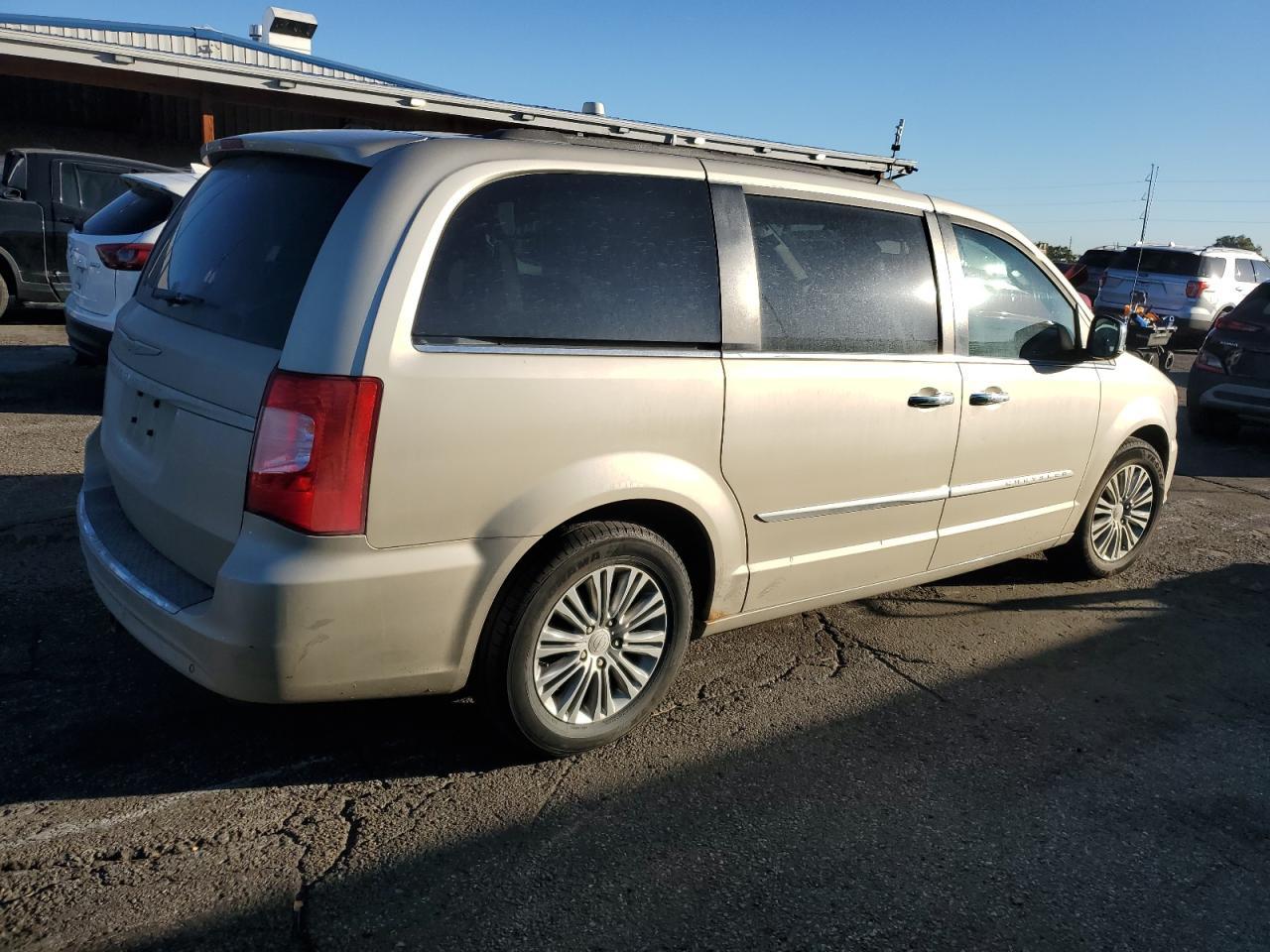 2013 Chrysler Town & Country Touring L - Фото 3