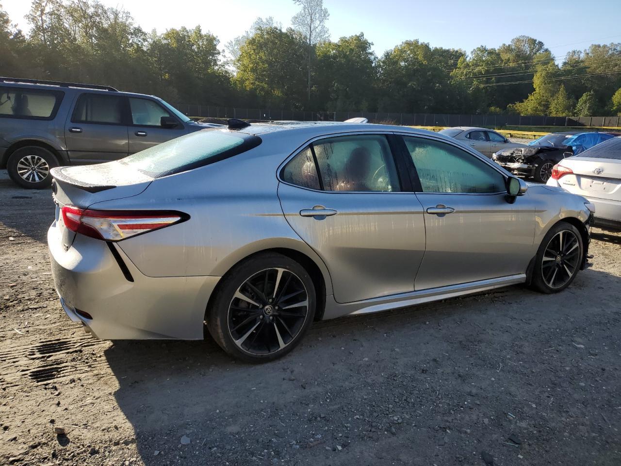 2020 Toyota Camry Xse - Фото 3