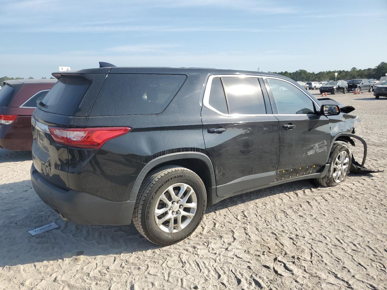 2018 Chevrolet Traverse Ls - Фото 3