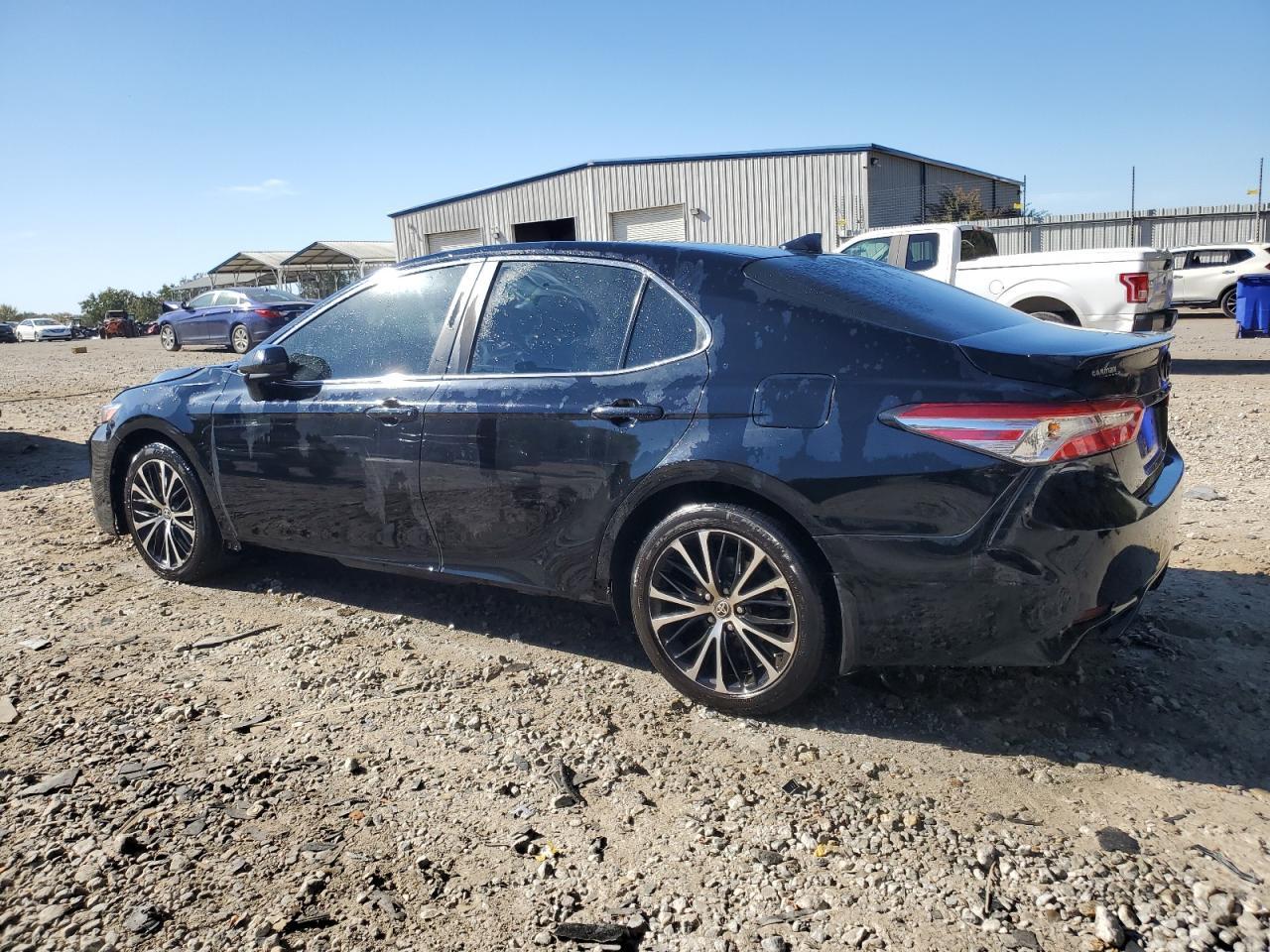 2020 Toyota Camry Se - Фото 2