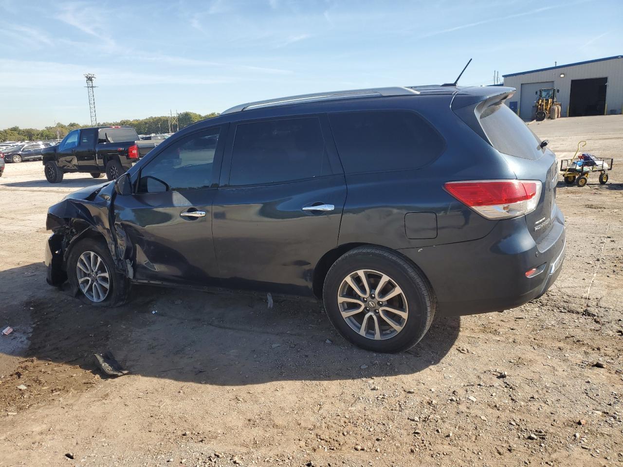 2014 Nissan Pathfinder S - Image 2