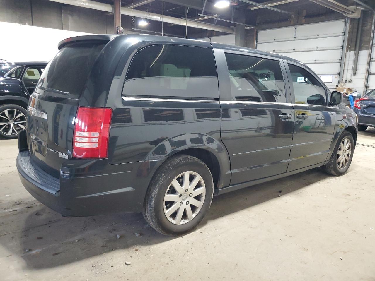 2009 Chrysler Town & Country Lx - Фото 3