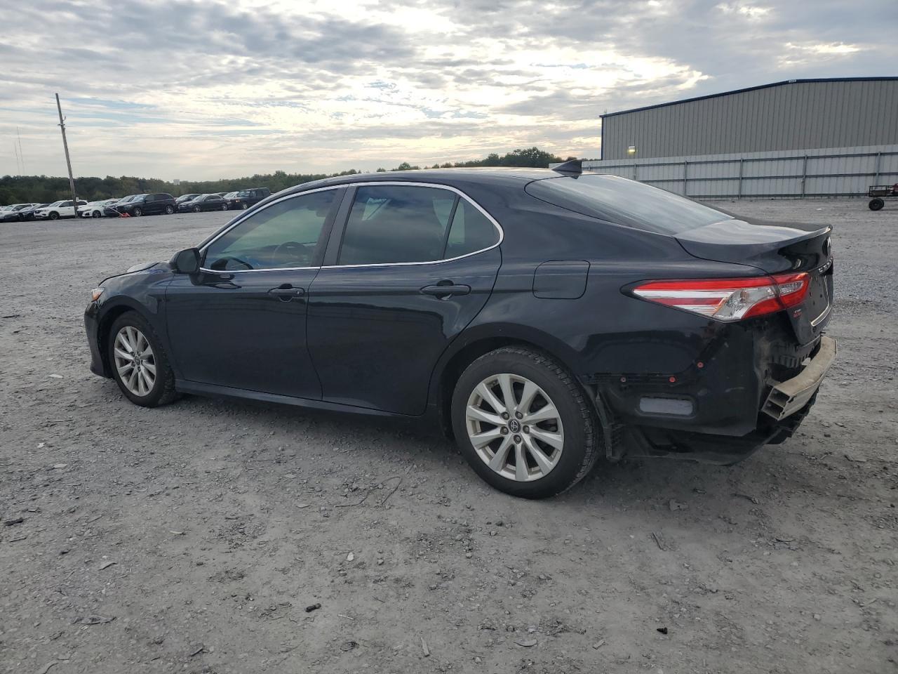 2019 Toyota Camry L - Фото 2