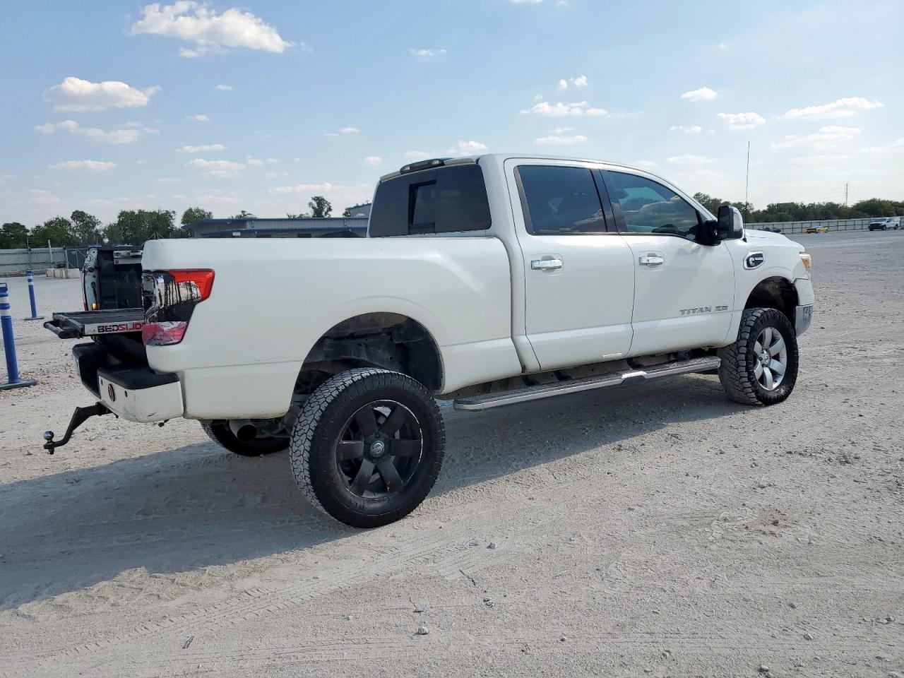 2017 Nissan Titan Xd Sl - Image 3