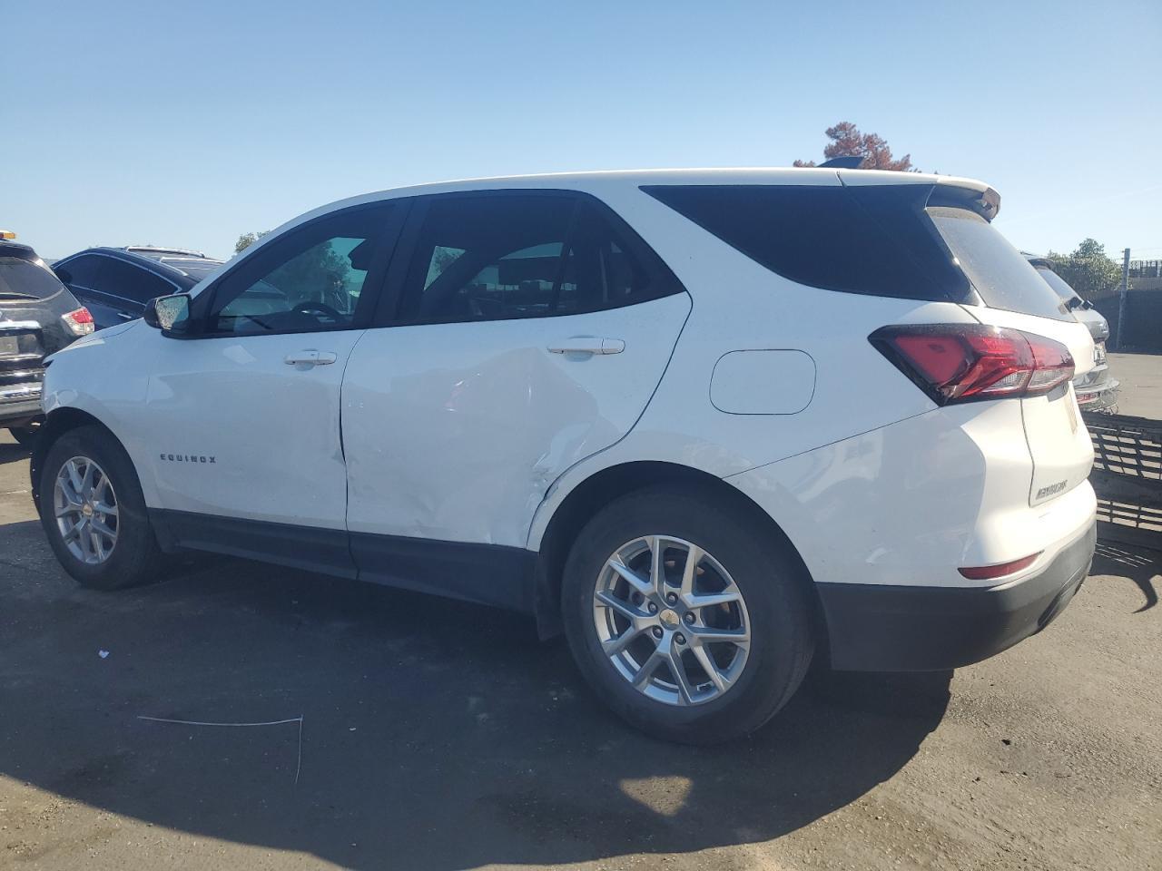 2022 Chevrolet Equinox Ls - Фото 2