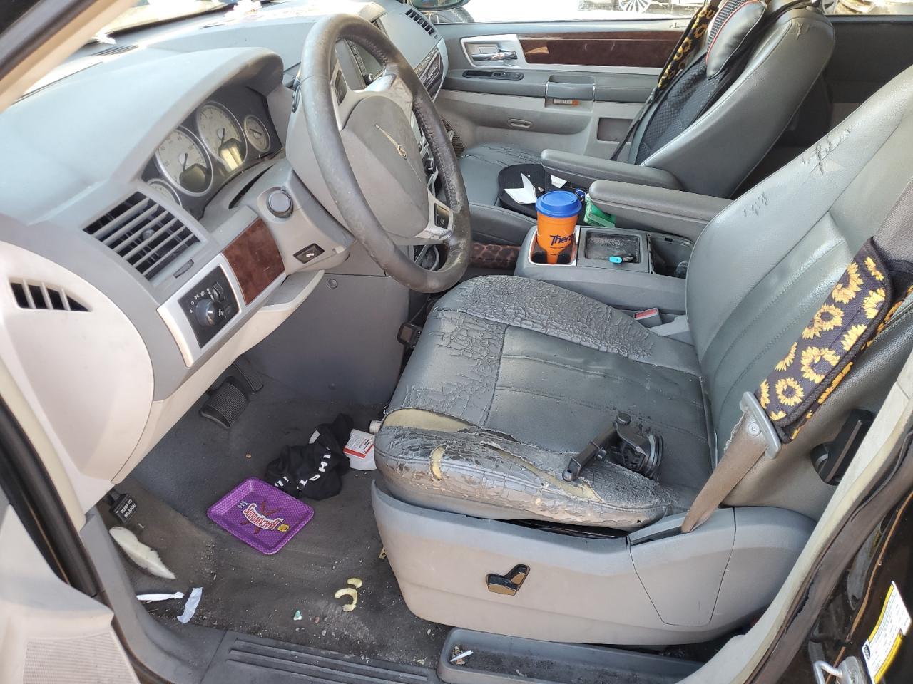 2010 Chrysler Town & Country Touring - Image 7