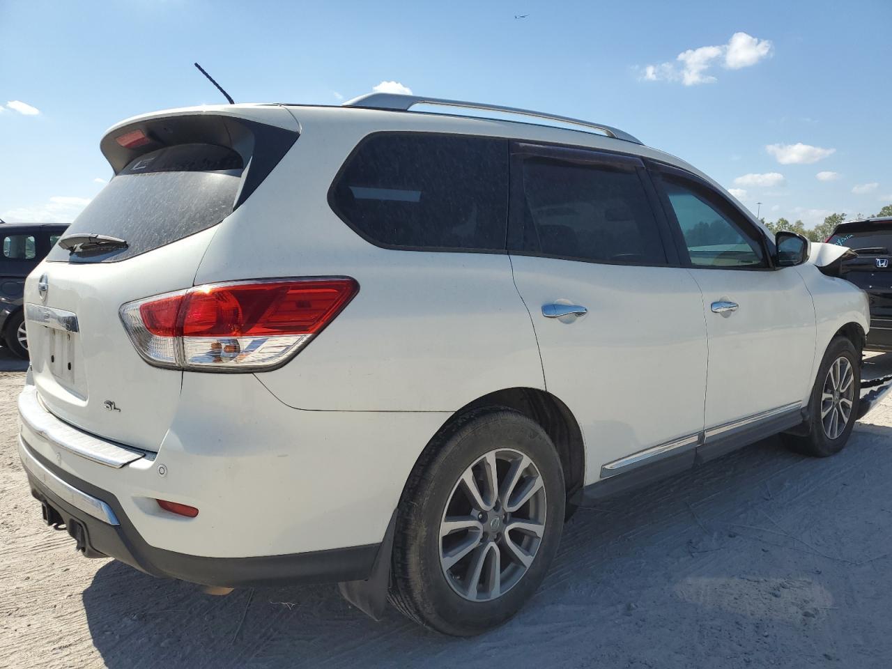 2014 Nissan Pathfinder S - Image 3