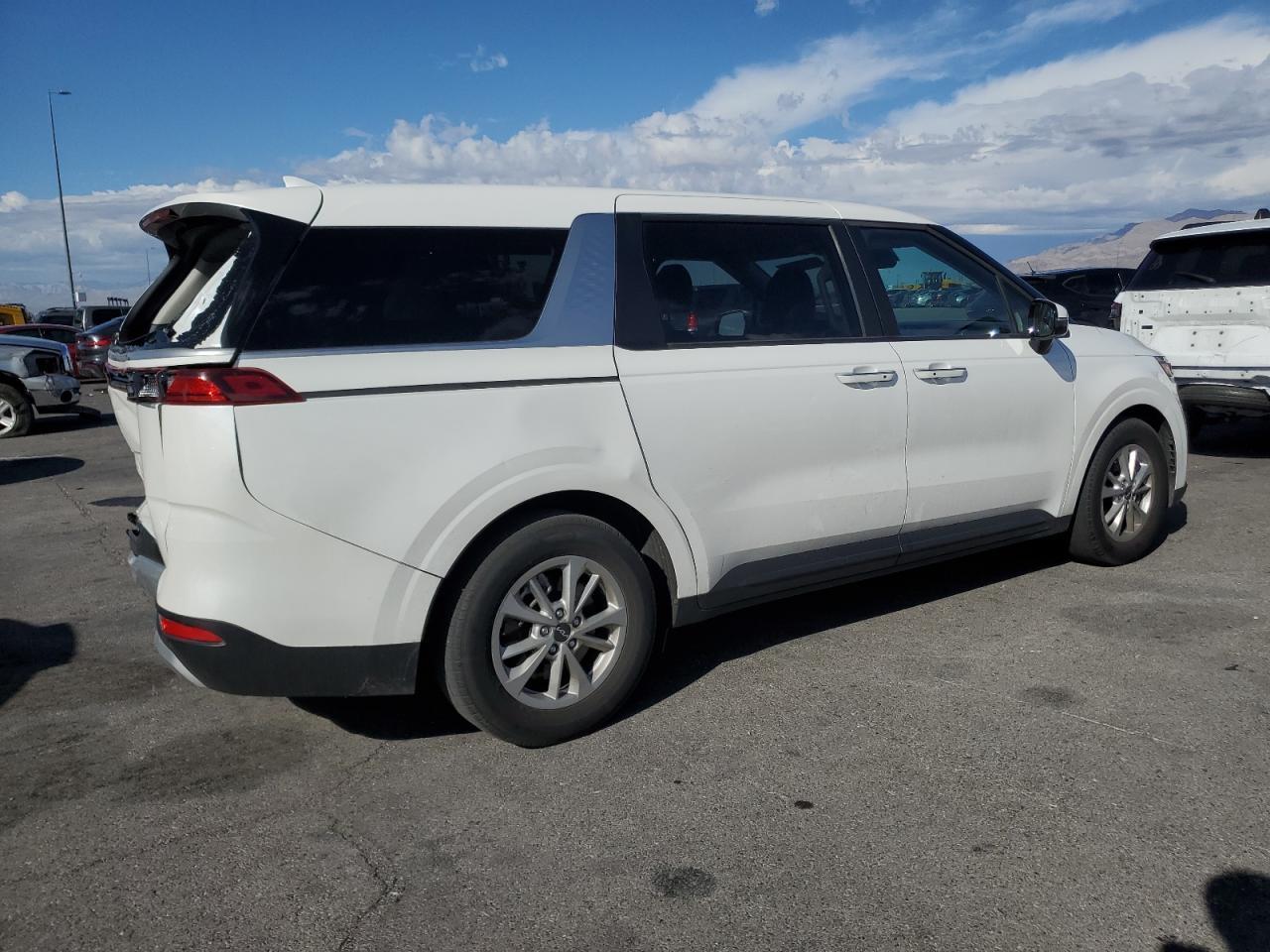 2022 Kia Carnival Lx - Image 3