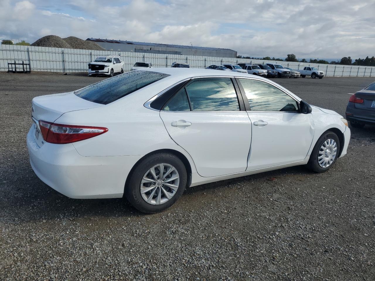 2015 Toyota Camry Le - Фото 3