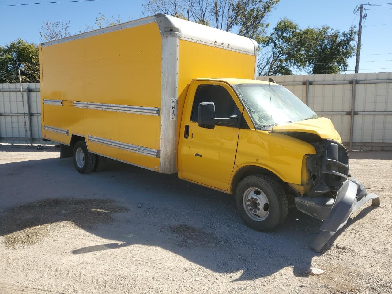 2017 GMC Savana Box Truck - Фото 4