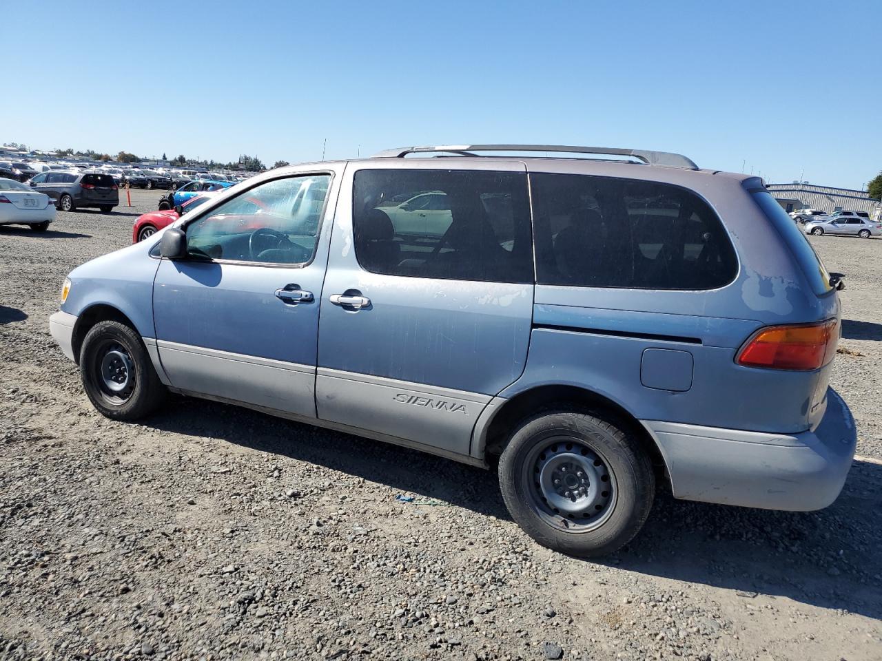 2000 Toyota Sienna Le - Image 2